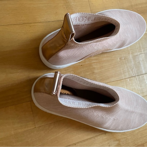 Michael Kors women’s sneakers size 7.5. stretch sneakers in excellent condition - Picture 2 of 3